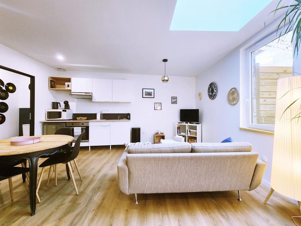 TV and multimedia, Kitchen or kitchenette, Living room, Seating area, Dining area