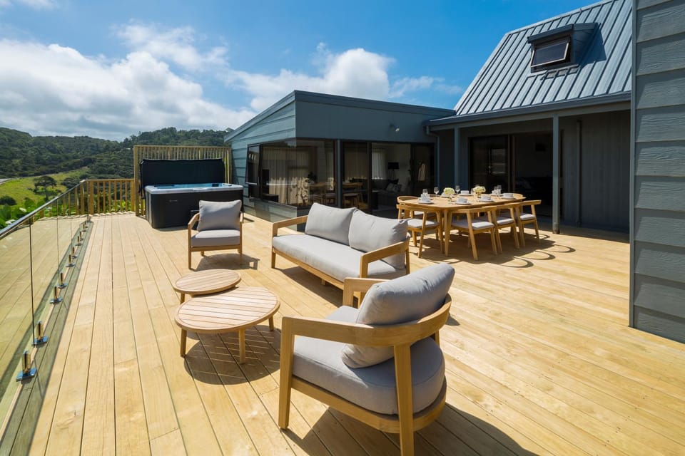 Seaviews and a stroll to Whanagaumu bay House in Northland