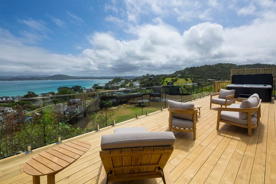 Seaviews and a stroll to Whanagaumu bay House in Northland