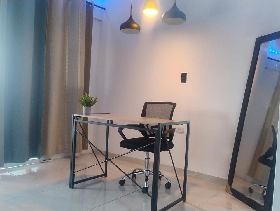 Habitación King con baño privado, AC, cerca a centro de eventos, aeropuerto,zona bancaria y comercial Vacation rental in Valle del Cauca