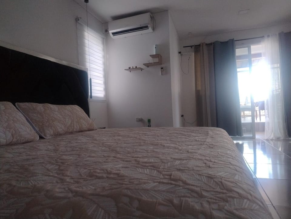 Habitación King con baño privado, AC, cerca a centro de eventos, aeropuerto,zona bancaria y comercial Vacation rental in Valle del Cauca