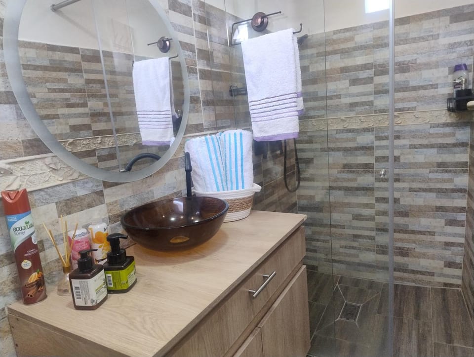 Habitación King con baño privado, AC, cerca a centro de eventos, aeropuerto,zona bancaria y comercial Vacation rental in Valle del Cauca