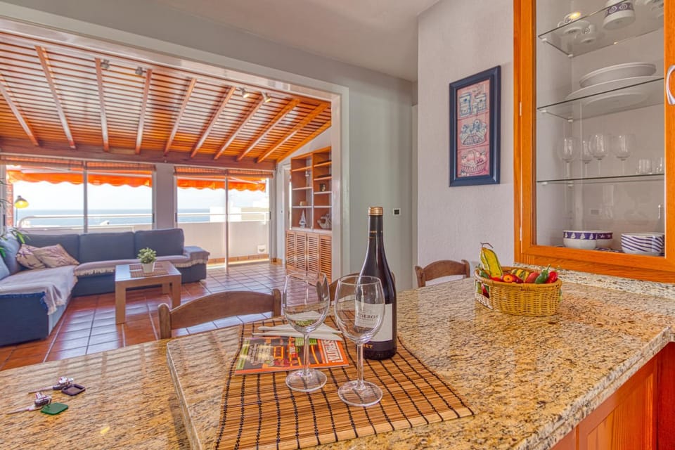 Kitchen or kitchenette, Living room, Food and drinks, Seating area, Dining area, Drinks