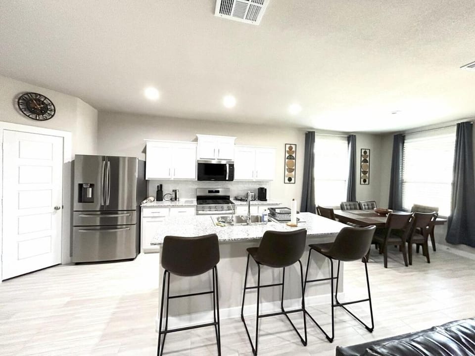 Serenity House Villa in Midland
