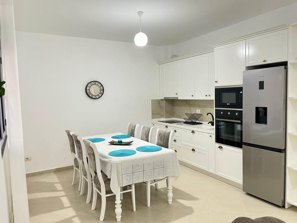 Kitchen or kitchenette, Dining area, oven