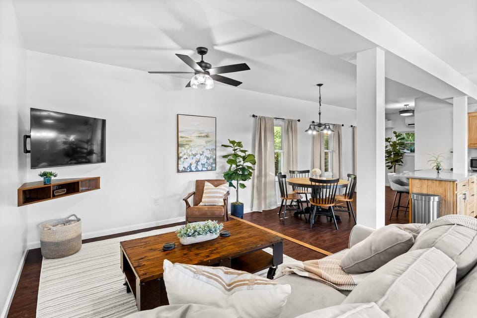 TV and multimedia, Living room, Seating area, Dining area