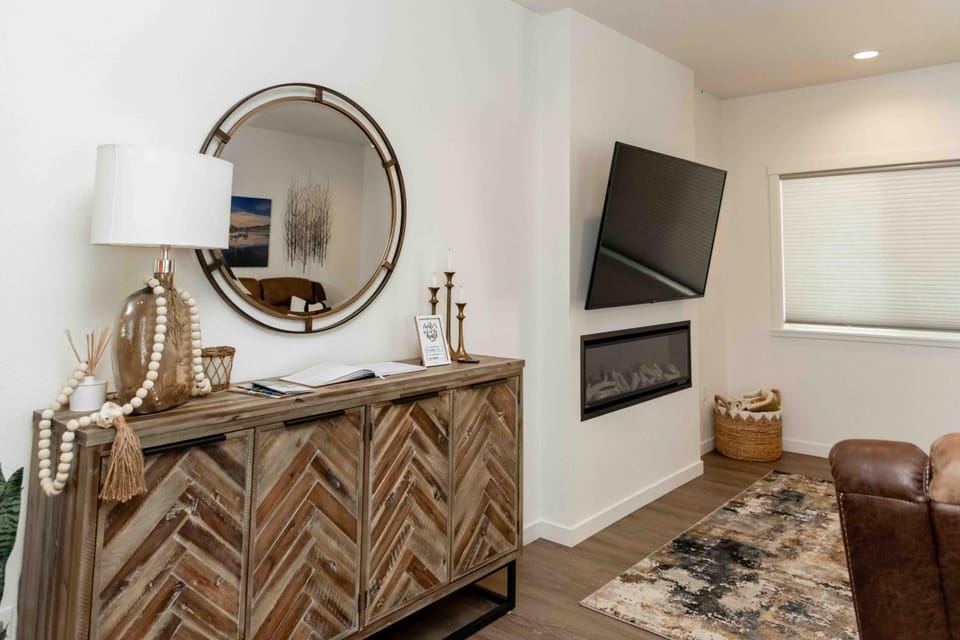 Modern 3-Bedroom Vacation Home Near Brundage Mountain & Payette Lake House in McCall