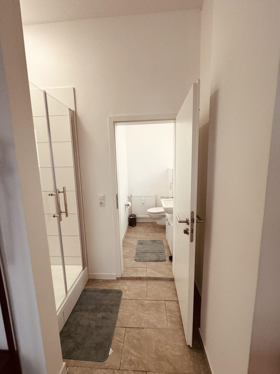 Shower, Toilet, Bathroom, Photo of the whole room, towels