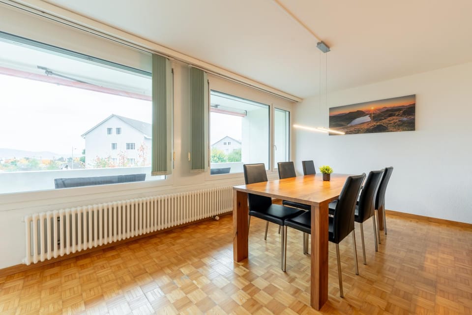 Living room, Seating area, Dining area, internet