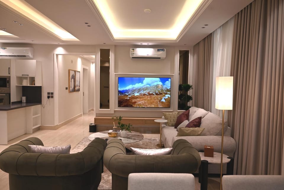 TV and multimedia, Living room, Seating area, Evening entertainment