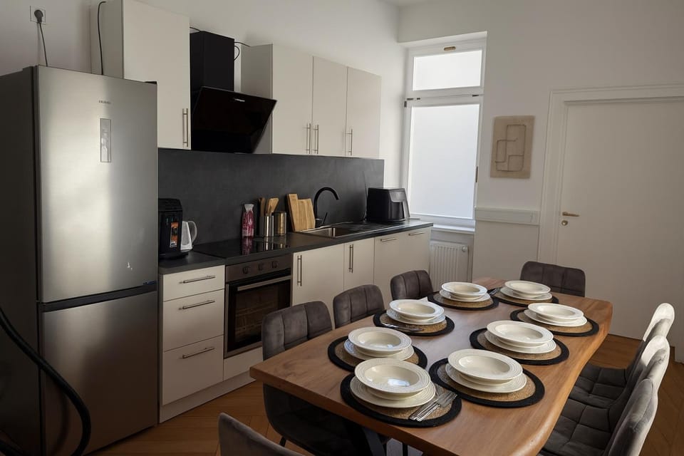 Coffee/tea facilities, Kitchen or kitchenette, Dining area, Food, oven, stove