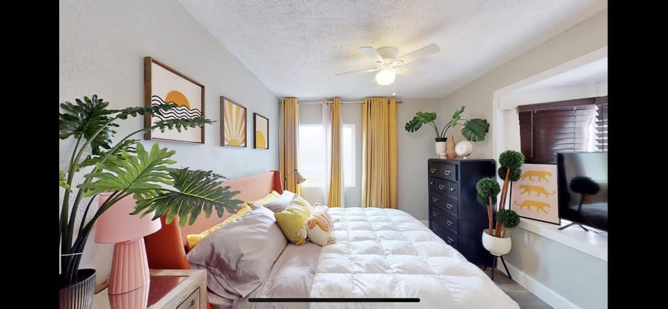 4 Bedroom Vintage Cool House House in Henderson