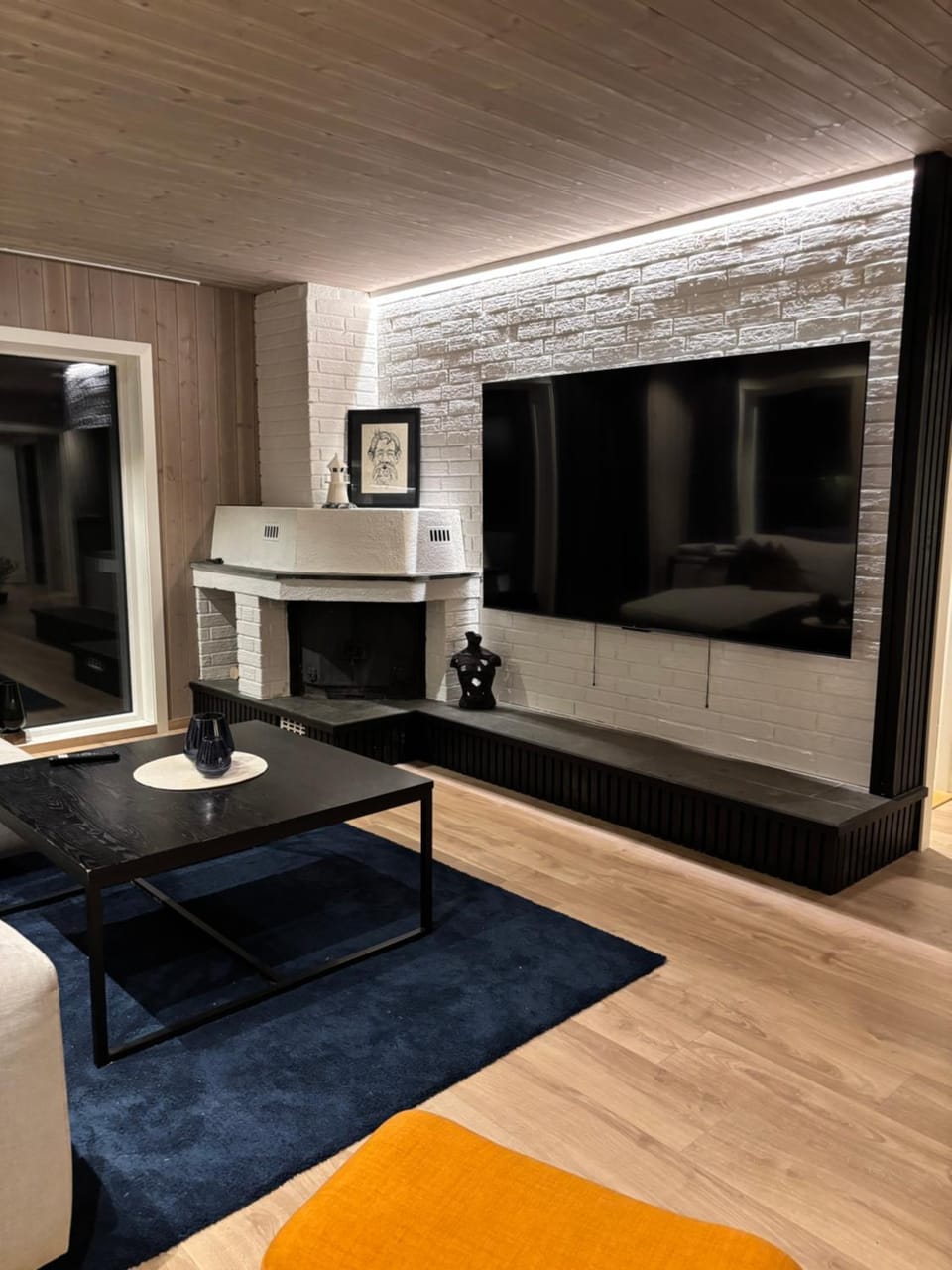 TV and multimedia, Living room, Seating area, Evening entertainment