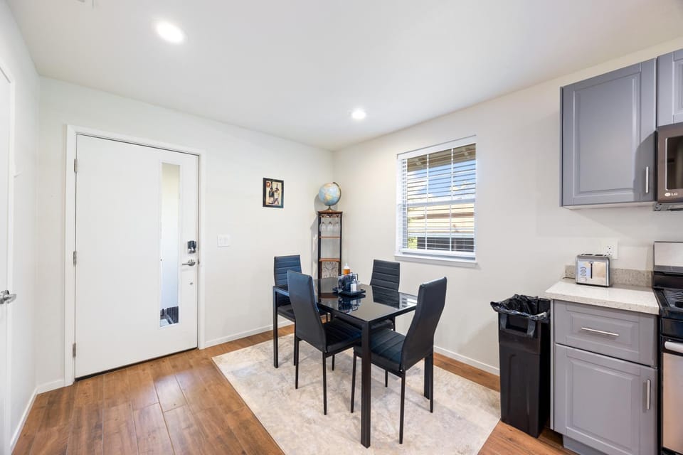 Cozy Nest Across the street from UC Davis Sacramento House in Sacramento
