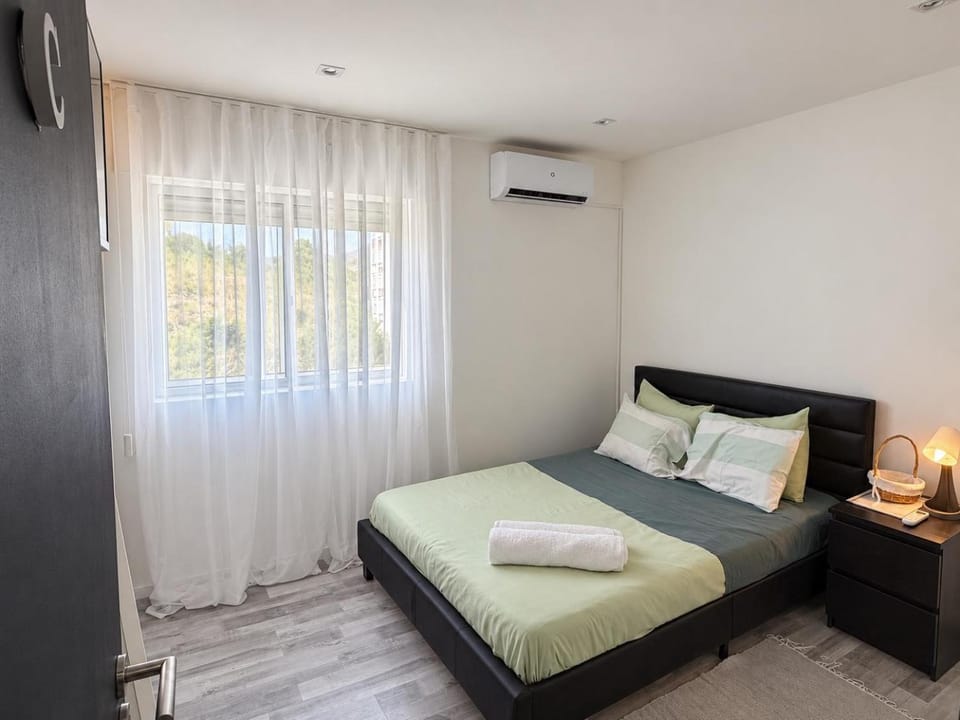 Bed, TV and multimedia, Photo of the whole room, Bedroom, towels, air conditioner