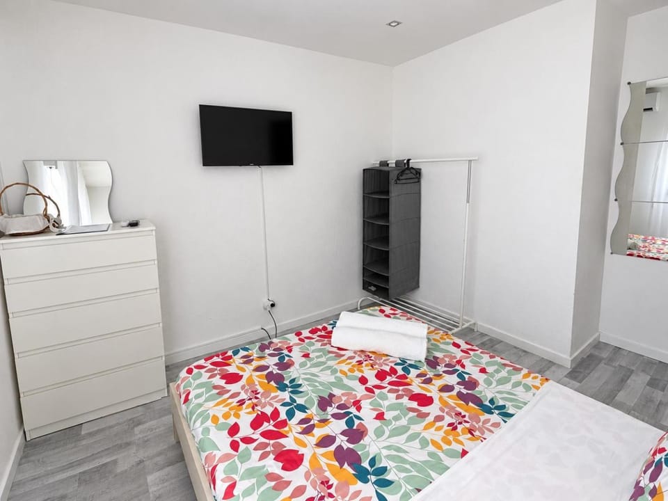 Bed, TV and multimedia, Photo of the whole room, Bedroom, wardrobe