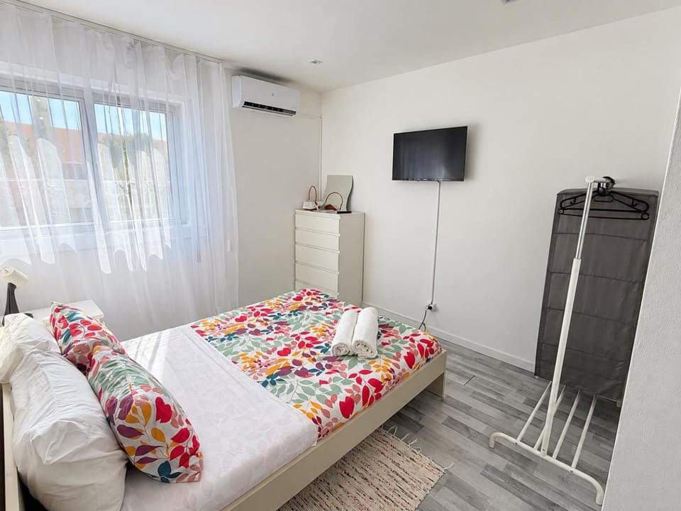 Bed, TV and multimedia, Photo of the whole room, Bedroom, towels, wardrobe, air conditioner