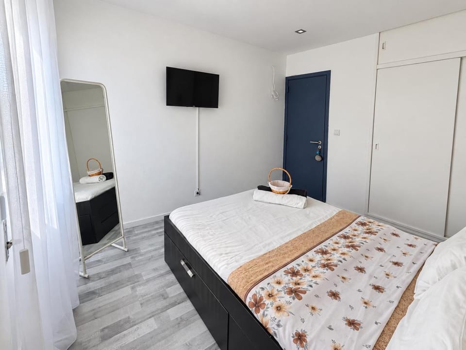 Bed, TV and multimedia, Photo of the whole room, Bedroom, towels, wardrobe