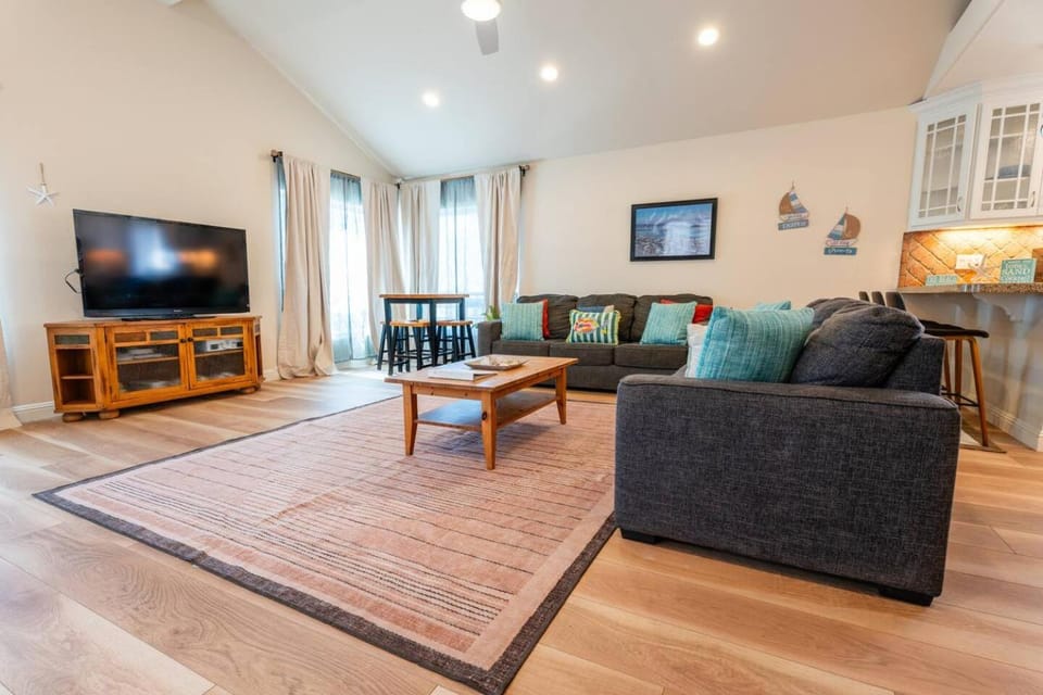 Communal lounge/ TV room, TV and multimedia, Living room, Seating area, Evening entertainment