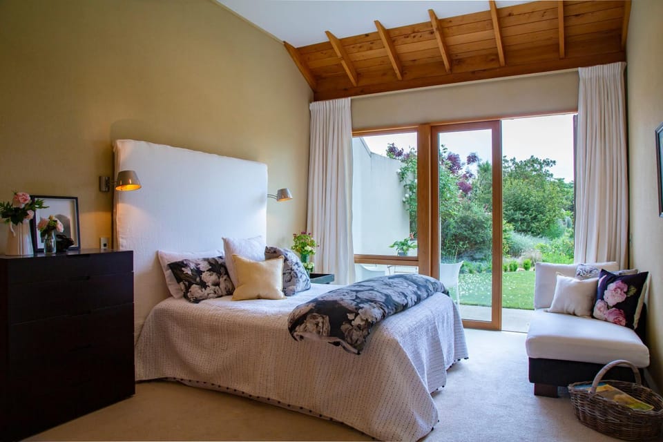 Nga Pari Vineyard Bed and Breakfast in Wellington Region
