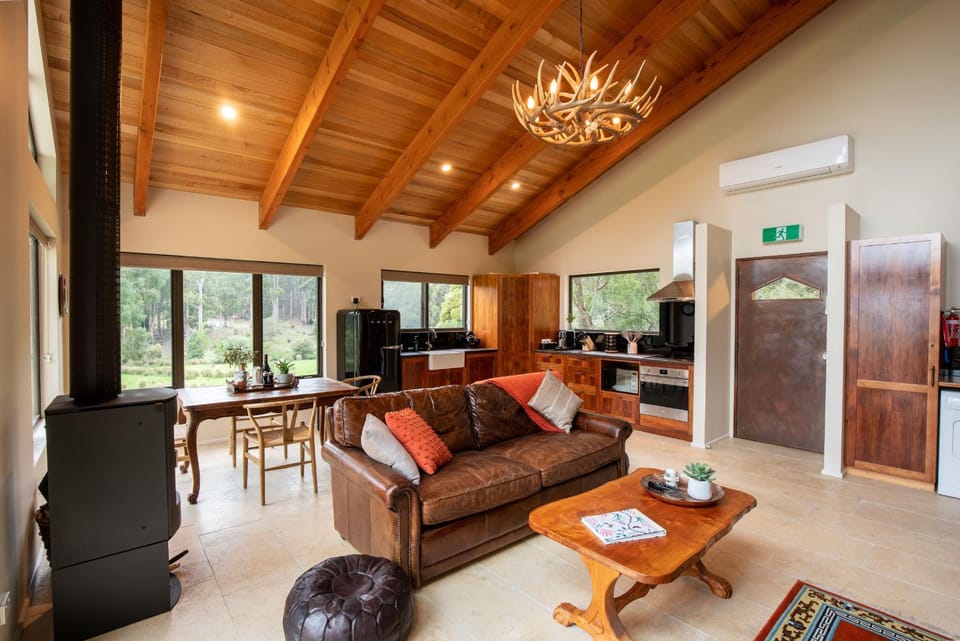 TV and multimedia, Living room, Seating area, Dining area, air conditioner