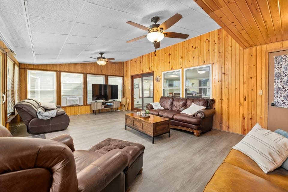 TV and multimedia, Living room, Seating area, Evening entertainment