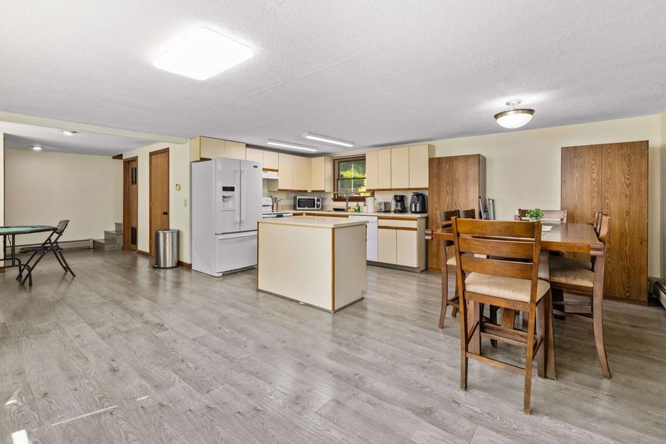 Coffee/tea facilities, Kitchen or kitchenette, Dining area, oven, stove