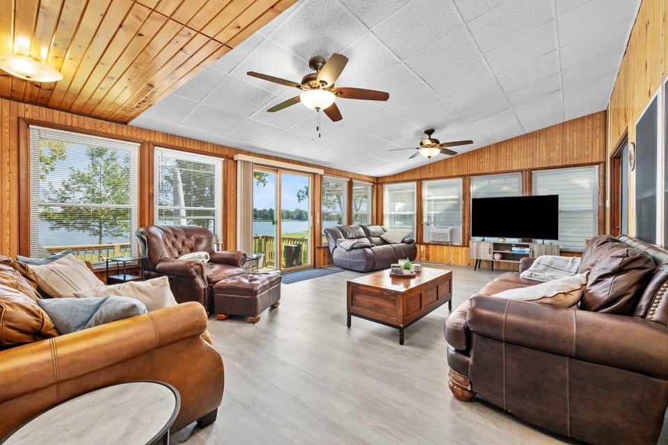 TV and multimedia, Living room, Seating area, Evening entertainment