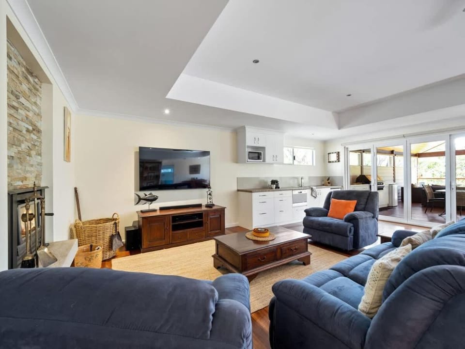 Sand Castle - Beach Bliss, Expansive Alfresco Living House in Dunsborough