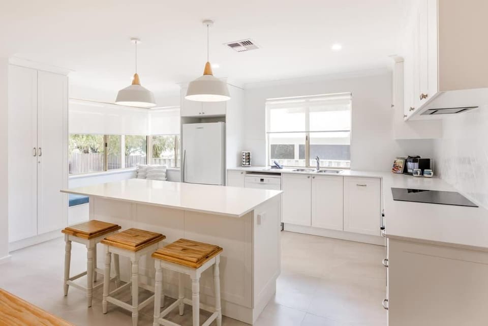 Kitchen or kitchenette, dishwasher, stove