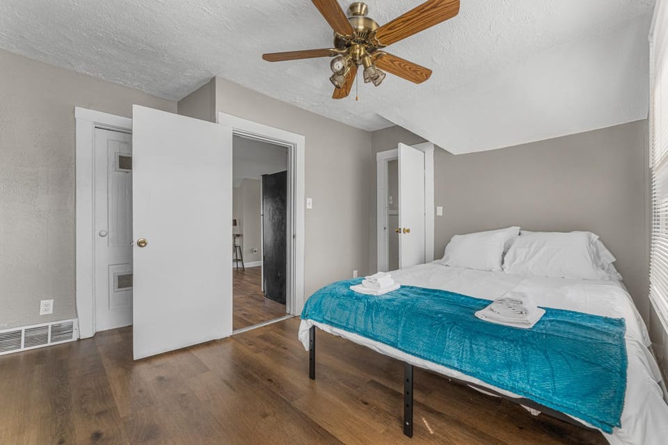 Bed, Photo of the whole room, Bedroom