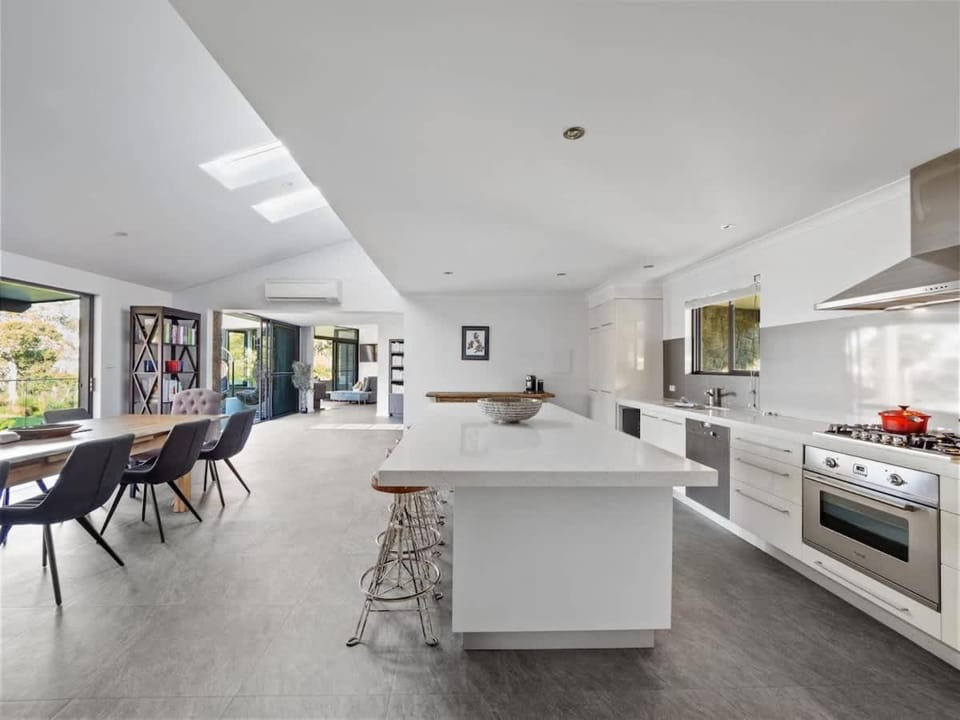 The Roo House - Sprawling Bushland Retreat near Town House in Quedjinup