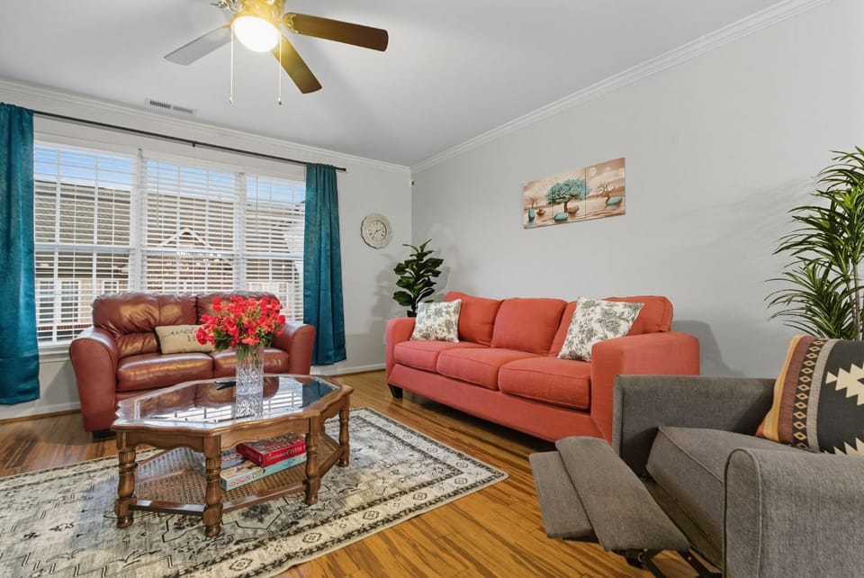 Entire home in prime Raleigh with community pool, dog park and golf course Apartment in Cedar Fork