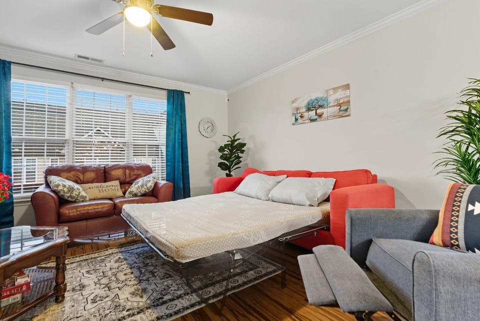 Entire home in prime Raleigh with community pool, dog park and golf course Apartment in Cedar Fork