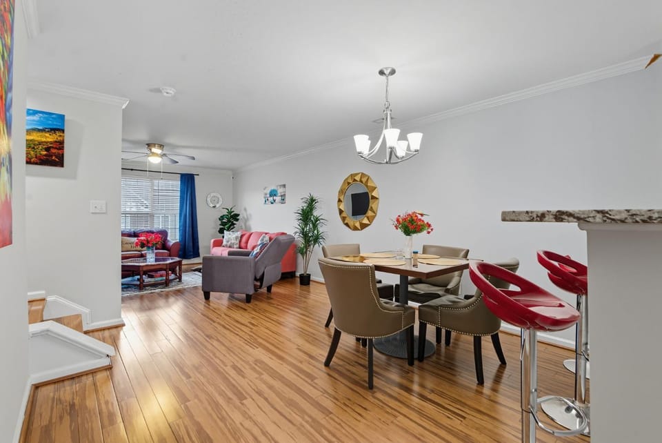 Entire home in prime Raleigh with community pool, dog park and golf course Apartment in Cedar Fork