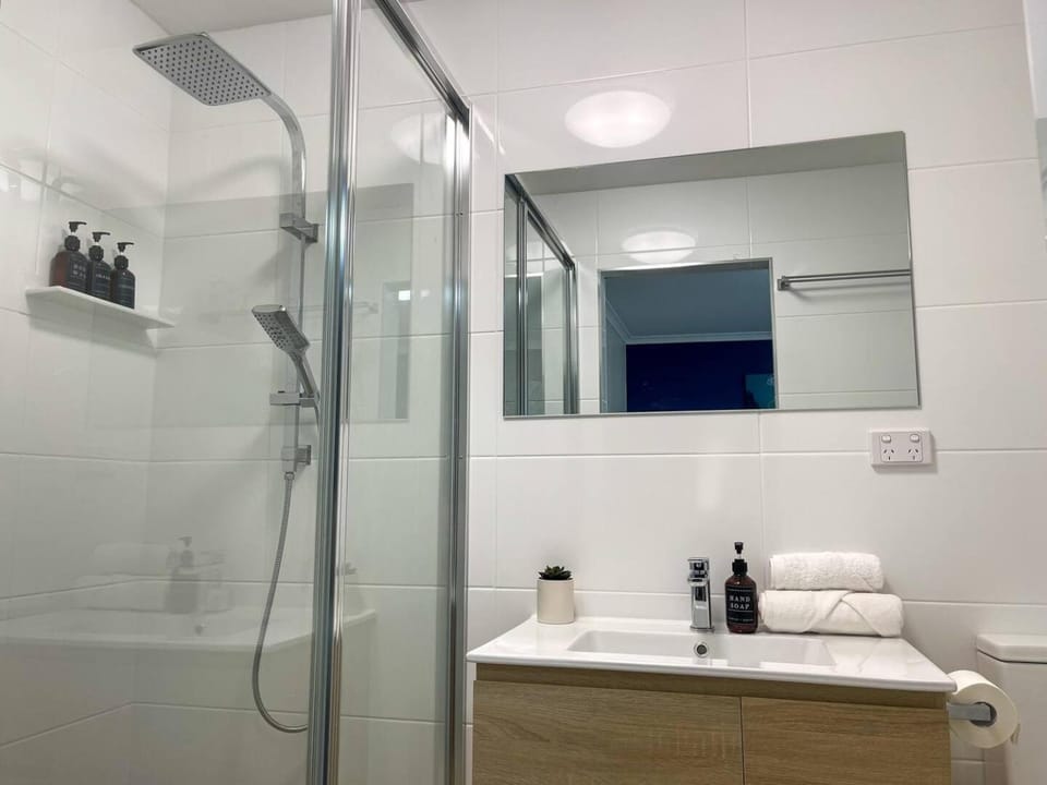 Shower, Bathroom, towels