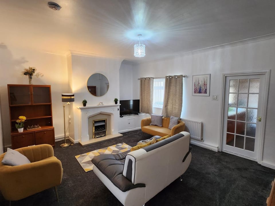Primos Palace 4 - Bedroom House in Blyth Apartment in England