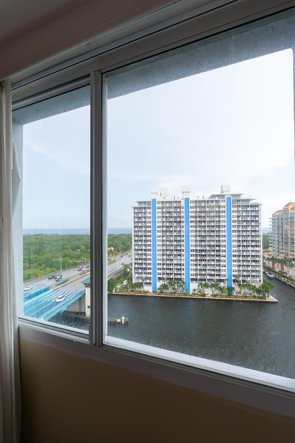 Luxury Waterfront Condo Hilton Hotel Amenities Beach Pool Jacuzzi Jetskis Gym Apartment hotel in Fort Lauderdale