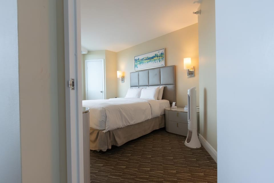 Luxury Waterfront Condo Hilton Hotel Amenities Beach Pool Jacuzzi Jetskis Gym Apartment hotel in Fort Lauderdale
