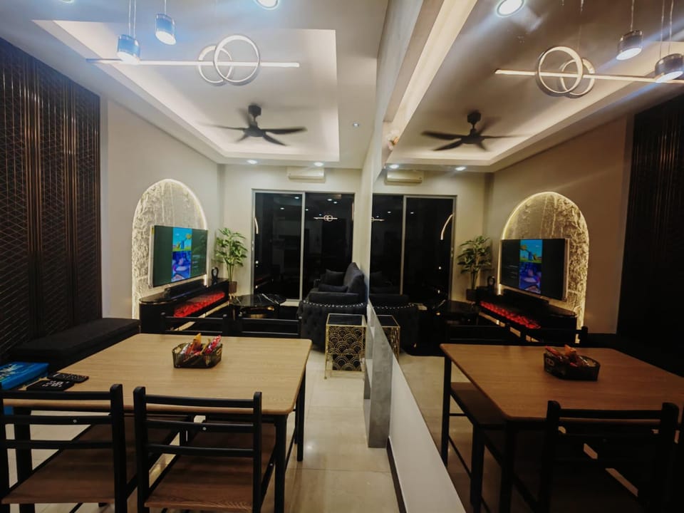 TV and multimedia, Living room, Seating area, fireplace