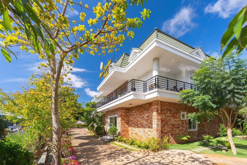Property building, Spring, Day, Garden, Garden view