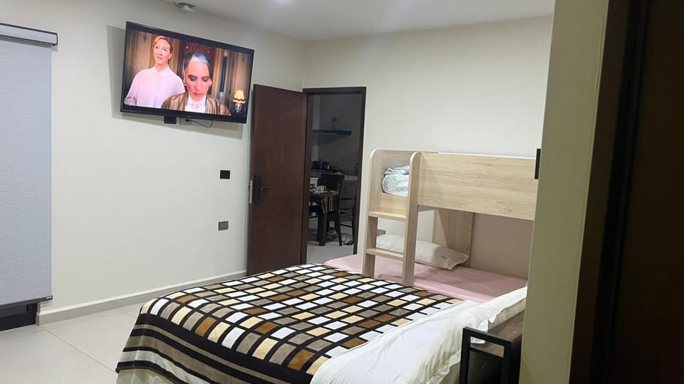 Bed, TV and multimedia, Photo of the whole room, Bedroom