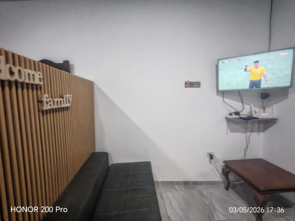 Communal lounge/ TV room, TV and multimedia, Evening entertainment, Text overlay