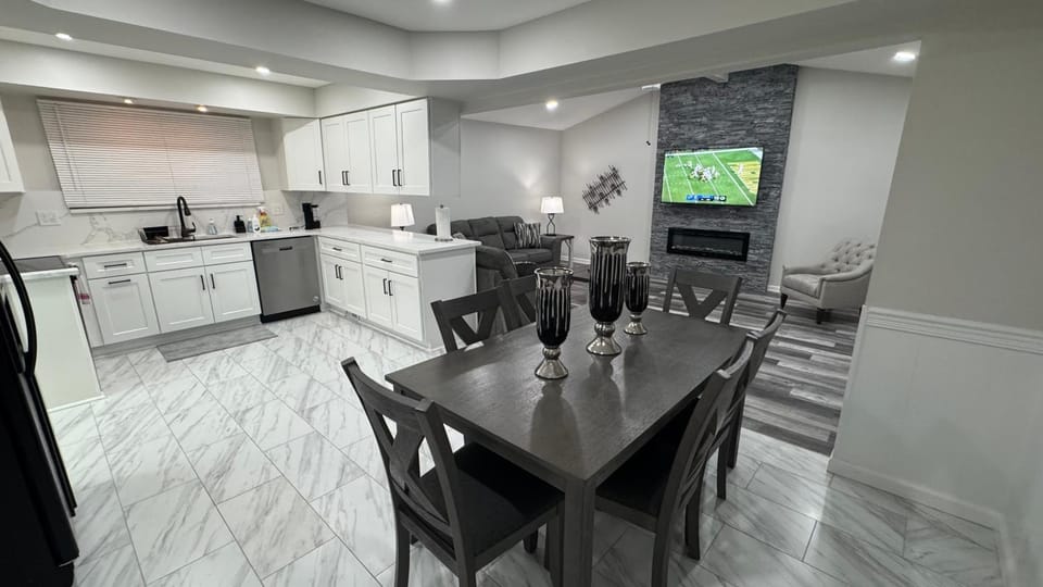 Modern Family Home -3BR -High Speed Wi-Fi Comfort House in Sterling Heights