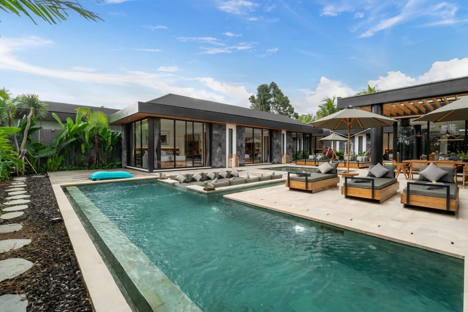 Property building, Garden, Garden view, Pool view, Swimming pool, sunbed