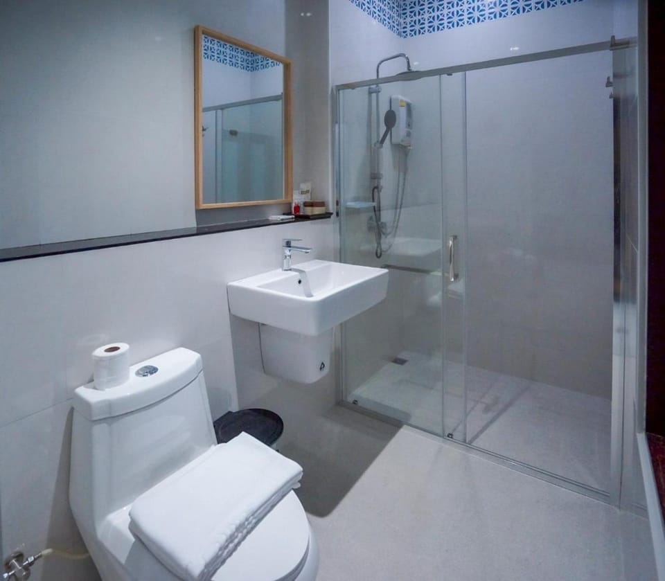 Shower, Toilet, Bathroom, towels