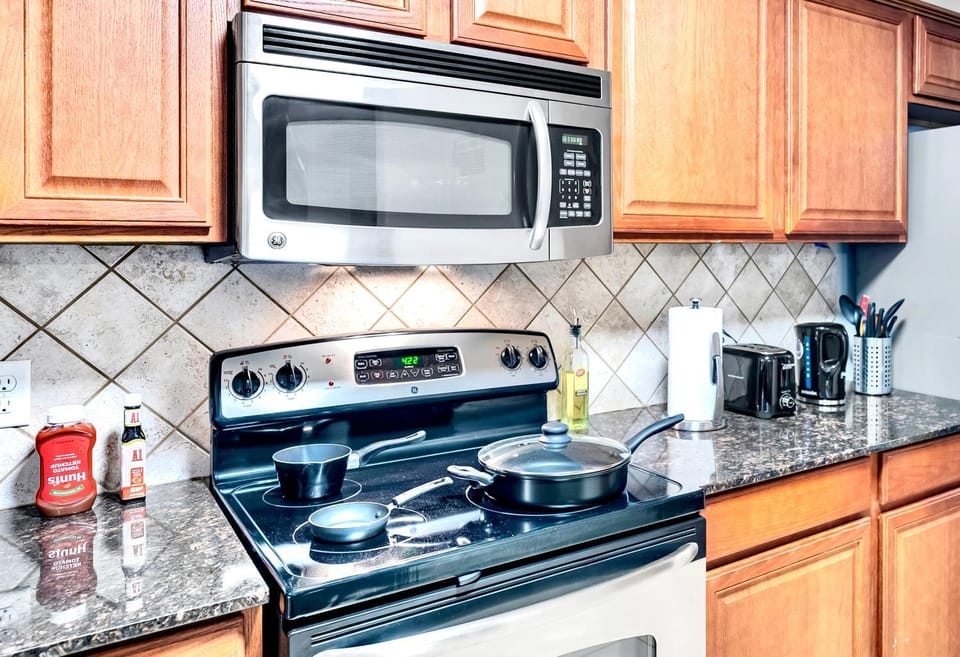 Stylish Retreat, 9 Min to DFW Airport & AT&T Stadium House in Euless