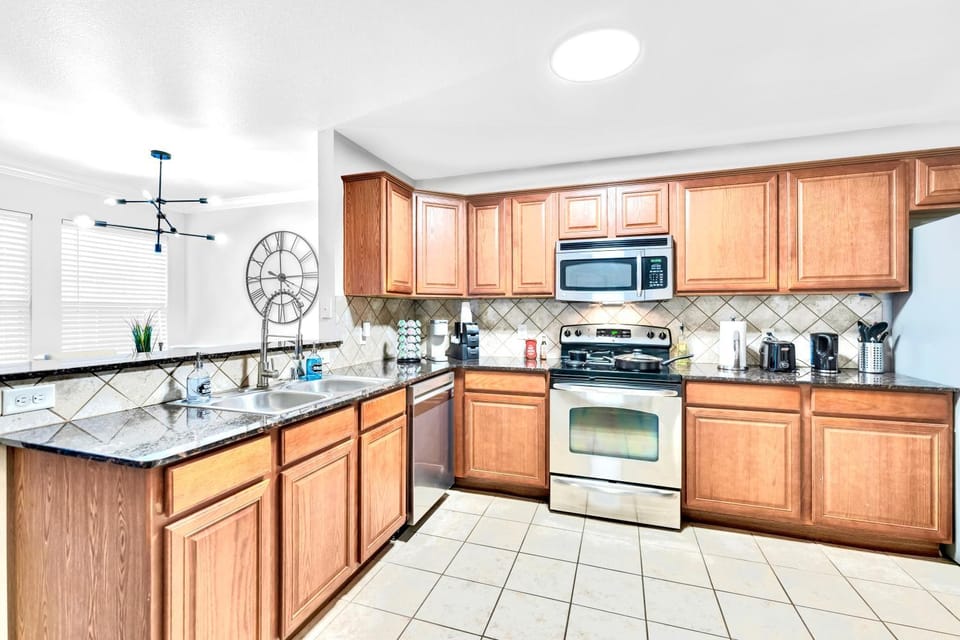 Stylish Retreat, 9 Min to DFW Airport & AT&T Stadium House in Euless