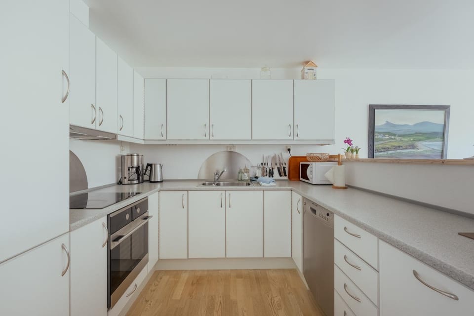 Coffee/tea facilities, Kitchen or kitchenette, dishwasher, oven, stove, toaster