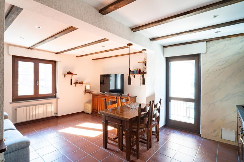TV and multimedia, Living room, Seating area, Dining area